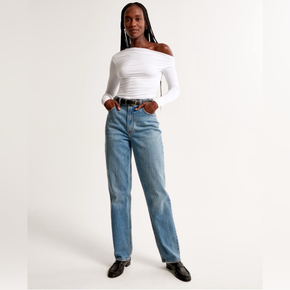 Abercrombie 90s Straight Ultra High Rise in medium wash size 27